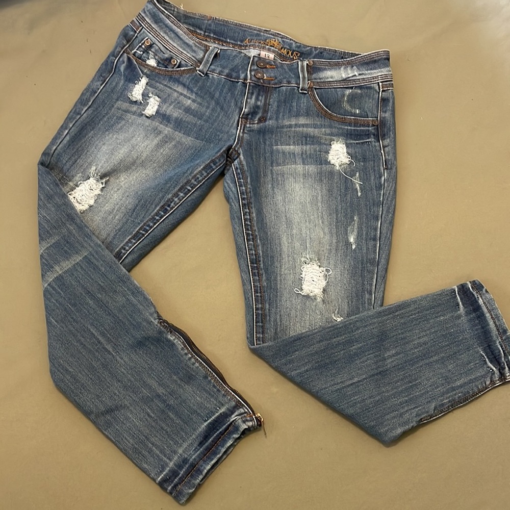 ALMOST Famous  Studded and Distressed Skinny legs w Zipper womens JEANS size 13”